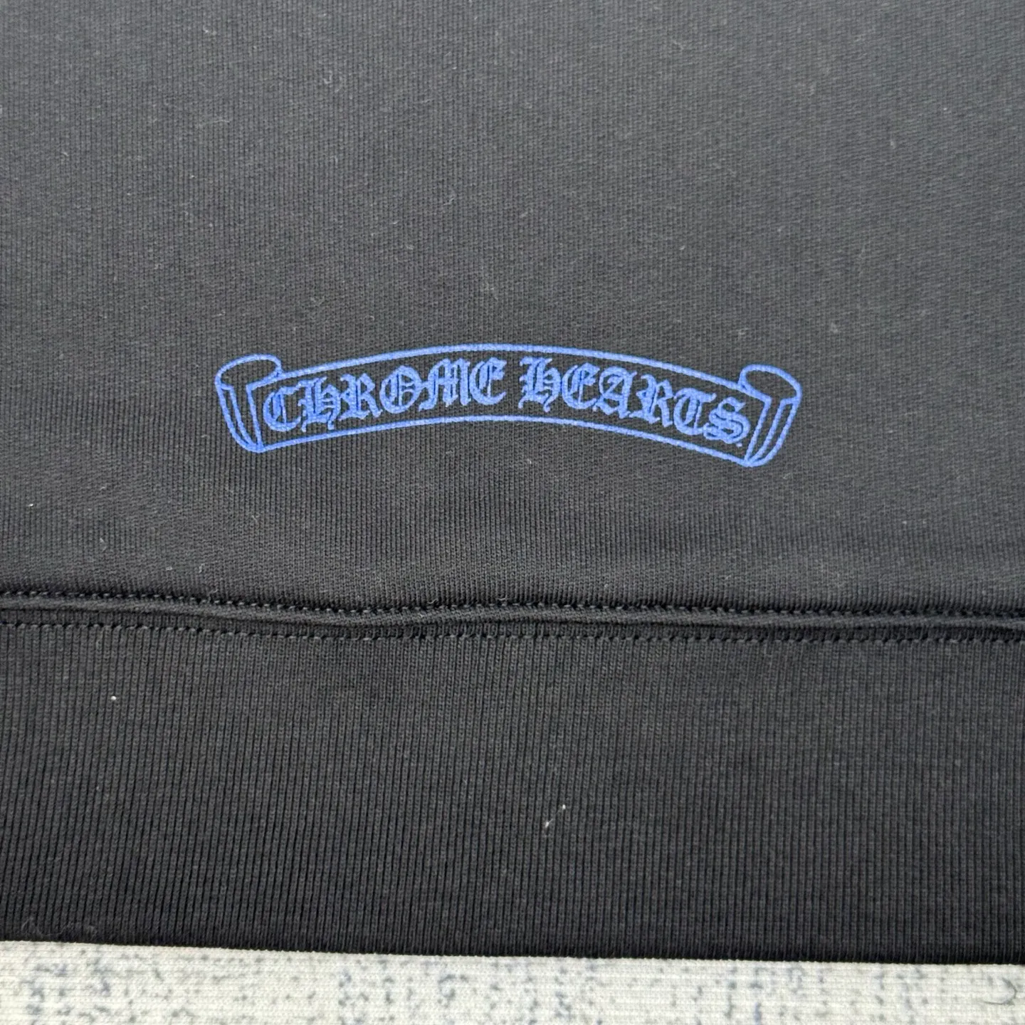 P490 Chrome Heart New Ch blue Sanskrit printed zipper hooded sweatshirt SIZE S/M/L/XL is made of high-quality cotton fabrics and has a loose shoulder cut that is not flattering on the figure. It can provide the wearer with a comfortable and comfortable wearing experience while creating a casual and lazy fashion atmosphere.